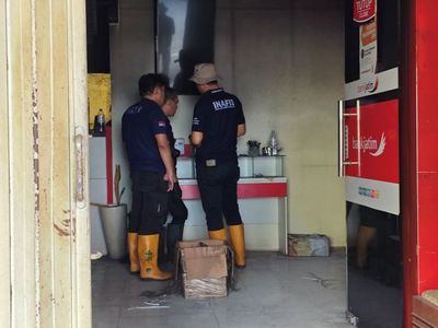 Unit Labfor Polda Olah TKP Kebakaran Bank Jatim di Jember