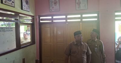 Sembari Menahan Tangis, Bupati Sleman Harda Janji Akan Segera Renovasi Atap SDN Kledokan yang Ambrol