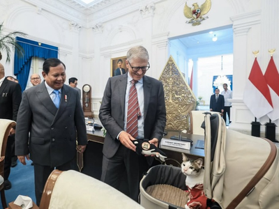 Gemes! Bill Gates Kasih Hadiah Boneka ke Bobby Kertanegara