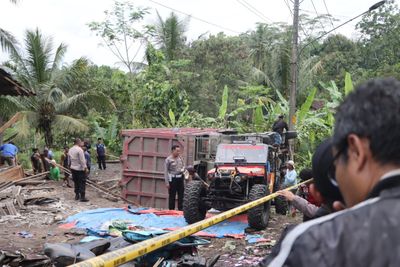 Kecelakaan Maut Truk Hajar Angkot di Purworejo, 11 Orang Tewas