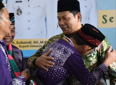 Bupati Subandi Berangkatkan Jamaah Haji Kloter 11 Asal Sidoarjo, Total 376 Orang
