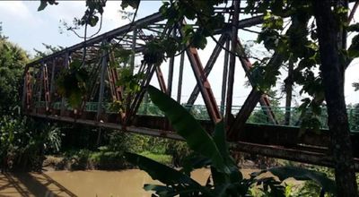 Jembatan Oude Indië Spoorbrug bij Pringgodan: Jejak Kolonial yang Kokoh di Atas Sungai Kalimas