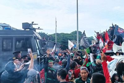 Demo Ojol di Kawasan Patung Kuda Sempat Panas: Massa Bakar Ban, Polisi Tembakkan Water Cannon