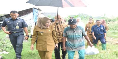 Ketuk Pintu Harapan: Wabup Sidoarjo Temui Mbah Tasriban di Tengah Gubuk Reyot