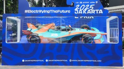 Replika Mobil Formula E Mejeng di HI, Auto Jadi Spot Foto Favorit!