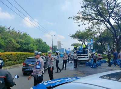  Hindari Tabrakan, Truk Pengangkut Air Galon Terguling di Serpong