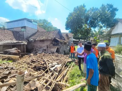 Angin Kencang Bikin Kandang Ambruk, Nenek di Jember Jadi Korban