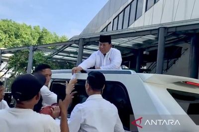 Presiden Prabowo Bagi-bagi Amplop THR kepada Pedagang di Depan Masjid Istiqlal