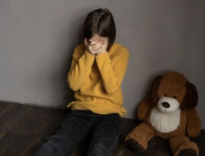 Mengenaskan! Bocah Tidur di Kardus dengan Luka, Polisi Masih Buru Ayah yang Diduga Menyiksa