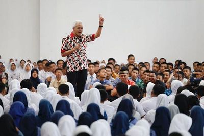 Berkat E-Makaryo yang Diniisiasi Ganjar, Pekerja Serabutan Ini Wujudkan Mimpi Jadi Guru SMK