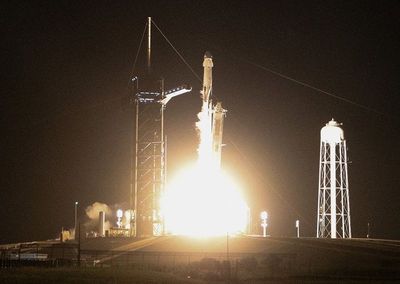 SpaceX Sukses Terbangkan Empat Astronot ke ISS dengan Roket Falcon 9
