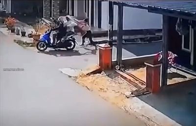 Dijambret saat Lagi Asik Main HP, Bocah Ini Langsung Kejar dan Tarik Pelaku hingga Terjatuh