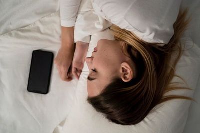 Pahami Dampak Negatif Tidur di Dekat Ponsel Mulai saat Ini