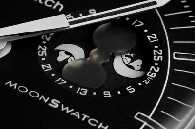 BIOCERAMIC MOONSWATCH, Jam Tangan dengan Dial Fase Bulan