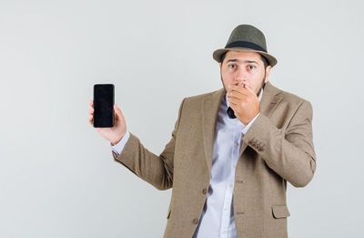 Melawan Keterikatan Digital: Gen Z Beralih dari Ponsel Pintar ke Ponsel Bodoh