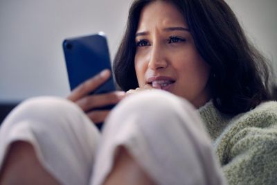 Mengenal Tren Sadfishing: Ketika Kesedihan Menjadi Konten Caper di Dunia Maya