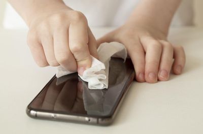 4 Cara Bersihkan Layar Hp Kamu: Dijamin, Kinclong Sepanjang Hari!