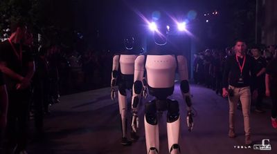 Elon Musk Perkenalkan CyberCab yang Bisa Mengemudi Sendiri di Acara Tesla: Ada Robot Nari Sambil Suguhkan Minuman