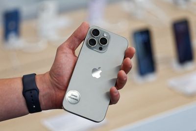 Bocoran Hot, iPhone Lipat Pertama Akan Rilis di 2025: Apple Gak Mau Kalah dari Samsung!