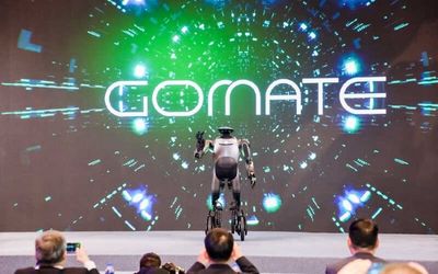Perusahaan China GAC Group Perkenalkan Robot Humanoid yang Bisa Transformasi Mode Roda 2 dan 4