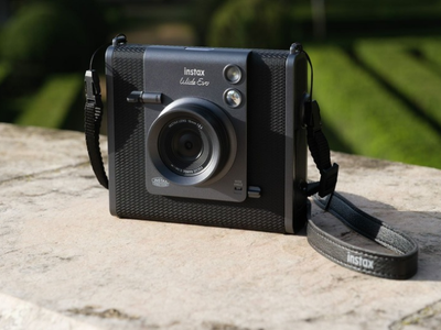 Fujifilm Instax Wide Evo Meluncur di Indonesia, Kamera Instan dengan 100 Efek Foto