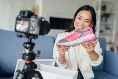 Rekomendasi 4 Kamera DSLR Canon Murah, Cocok untuk Vlogger Pemula!