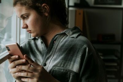 Anak Murung Setelah Main HP? Mungkin Jadi Korban Bullying Online