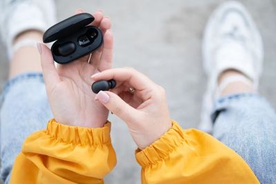 TWS Mati Sebelah? Coba 5 Cara Ini Sebelum Beli Baru