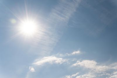 Mengapa Langit Terlihat Lebih Biru Saat Musim Kemarau? Ini Jawabannya