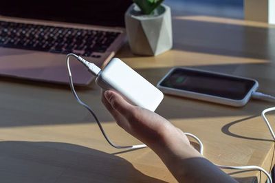 6 Bahaya di Balik Penggunaan Powerbank, Bisa Merusak HP!