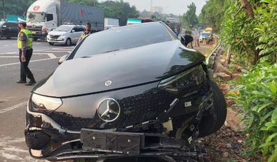 Mercy Listrik Kecelakaan di Tol JORR, Sopir Ngaku Setir Menarik ke Kiri