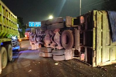 Truk Pengangkut Batu Bara Terguling di Tol JORR, Serpihannya Bikin Mobil Xenia Ikut Terbalik