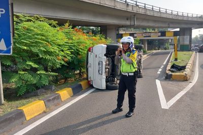 Daihatsu Ayla Kecelakaan Tunggal di GT Tomang sampai Terbalik, Sopir Diduga Mengantuk