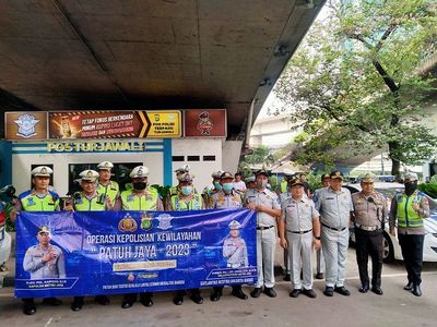 Operasi Patuh di Jakbar, Polisi Malah Sebar Helm Hingga Voucher Servis Gratis