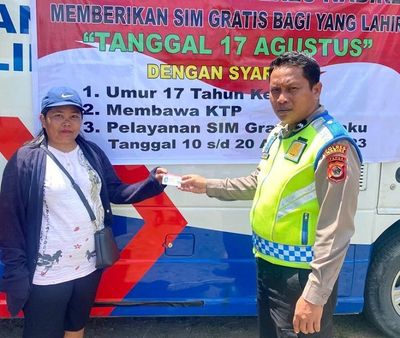 Asik! Polisi Bagi-Bagi SIM Gratis Khusus Tanggal Lahir 17 Agustus