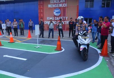 Kapolres Pekanbaru Santai Taklukkan Rintangan Praktik SIM C: Gak Ada yang Sulit, Semua Diubah Lebih Mudah