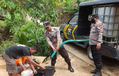 Keren! Polisi di Trenggalek Sulap Mobil Patroli untuk Salurkan Air Bersih Gratis ke Warga