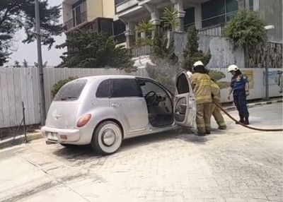 Lagi Mau Isi Bensin, Mobil Chrysler Klasik Malah Ludes Terbakar di SPBU Jaksel