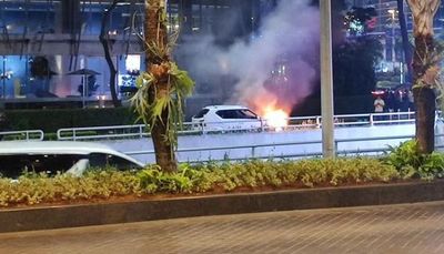 Viral Mobil Terbakar di SCBD Malam Ini Tinggal Rangka, Asap Pertama Kali Muncul dari Kap Mesin
