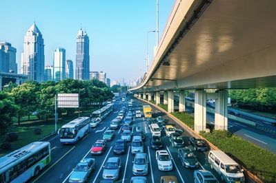 5 Tips Berkendara Saat Macet Panjang, Wajib Perhatikan Suhu Mesin!