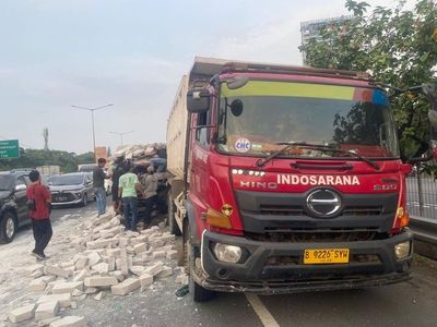 Brak! Akibat Mengantuk, Truk Hajar Truk di Tol Jakarta-Tangerang Pagi Tadi