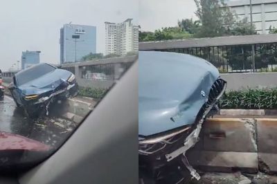 Brak! BMW Hajar Pembatas Jalan di Depan Gedung DPR RI, Nyangkut di Separator Busway