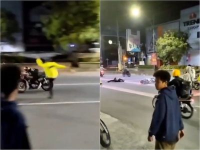 Coba Kabur saat Razia, Pemotor Ini Terpelanting usai Ditendang Polisi