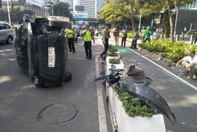 Satu Unit Avanza Alami Kecelakaan Tunggal di Sudirman Pagi Tadi, Mobil Ringsek sampai Terguling