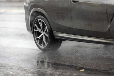Selamatkan Nyawa di Jalan! Kenali dan Hindari Aquaplaning dengan 5 Tips Ini