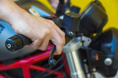 5 Bahaya Rem Mendadak ketika Berkendara, Bisa Berakibat Fatal!