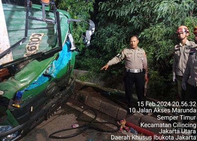 Truk Trailer Terbalik saat Putar Balik di Jakut, Sopir Tewas Tertimpa Peti Kemas