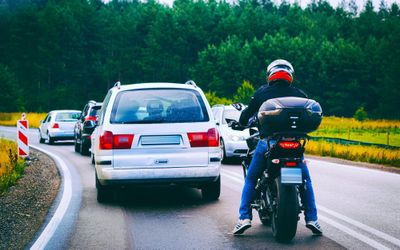 6 Tips Aman Mengendarai Motor saat Menghadapi Truk di Jalan Raya