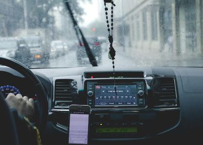 5 Tips Berkendara Aman di Jalan Tol Saat Musim Hujan untuk Hindari Aquaplanning!