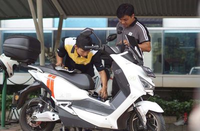 Gimana Cara Ngerawat Motor Listrik di Musim Hujan? Simak Penjelasannya di Sini Biar Gak Cepat Rusak!